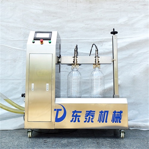 半自動(dòng)食用油灌裝機(jī)的精致何在？看下面